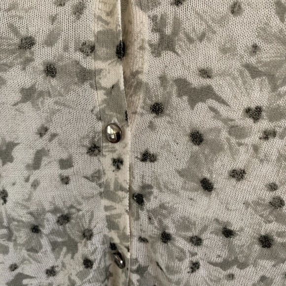 Cute Button-up Vera Wang Cardigan - Picture 3 of 6